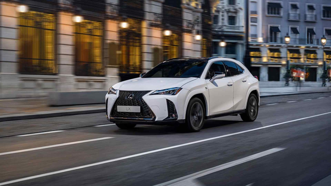Lexus UX kör I en stadsmiljö