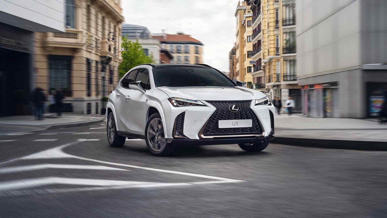 Lexus UX kör I en stadsmiljö